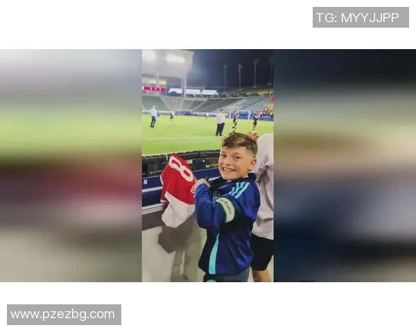 日本足球明星街头偶遇球迷展现亲和力与运动精神