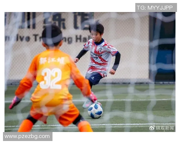 足球巨星与儿子共享快乐时光一起在绿茵场上尽情玩球的温馨瞬间